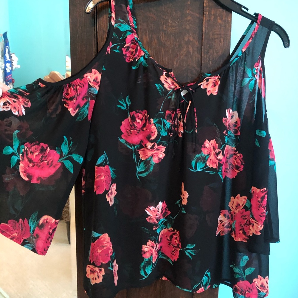 Floral, black, summer top!